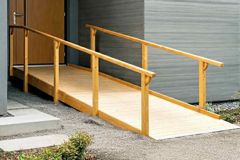 Holzrampe mit Handlauf