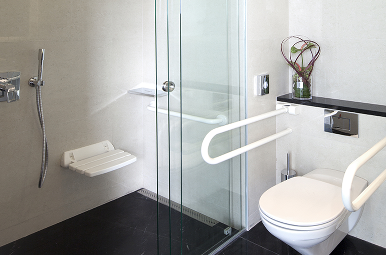 Barrierefreies Bad mit Haltegriffen und bodengleicher Dusche